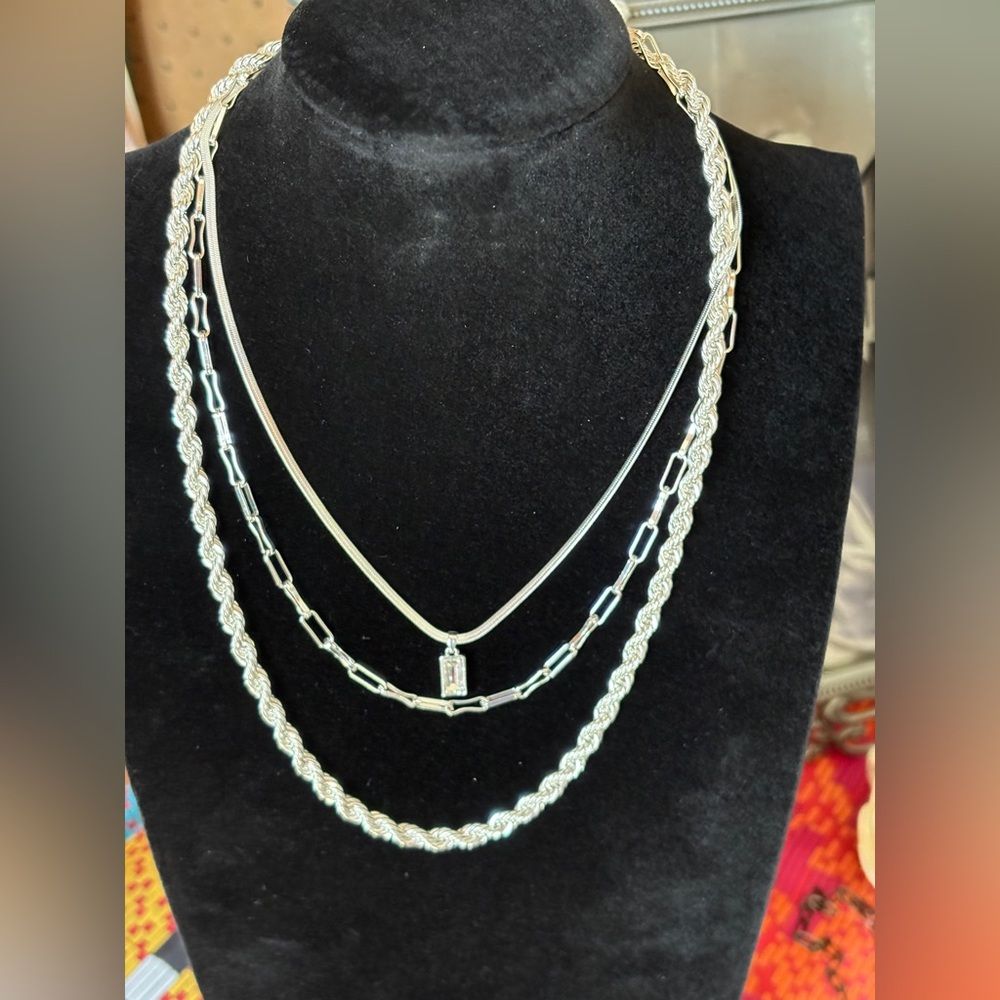 Radiant Gold Pendant Necklace With Intricate Detailing